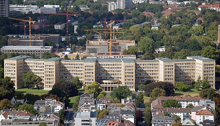 Das ehemalige Haus der I.G. Farben. Seit 2001 beherbergt das Gebäude die Goethe-Universität Frankfurt am Main (Foto von 2007).