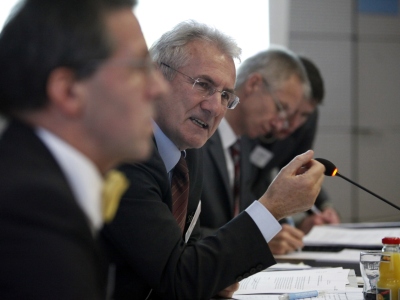 Michael Jansen (Mitte), seit 2008 Kuratoriumsvorsitzender der EVZ, war an selber Stelle von 2000 bis 2004 Vorstandsvorsitzender (Foto nach 2008).