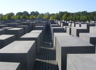 Das 2005 fertig gestellte Denkmal für die ermordeten Juden Europas (Holocaust-Mahnmal) am Rande des Berliner Tiergartens im Jahr 2006