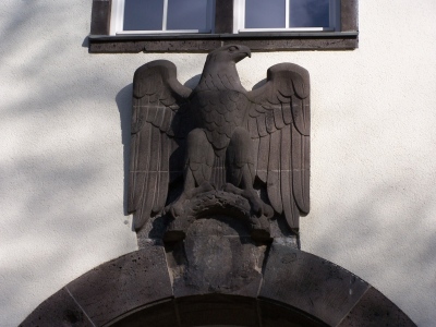 Relief über dem Eingang des 1937 erbauten Robert-Piloty-Gebäudes (ehemals Eduard-Zintl-Gebäude des Instituts für Chemie) an der Technischen Universität Darmstadt (Foto von 2007)
