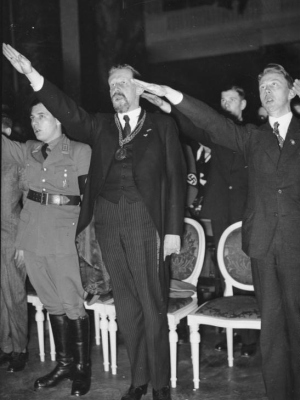 Eugen Fischer (1874–1967, Mitte), von 1927 bis 1942 Direktor des Kaiser-Wilhelm-Instituts für Anthropologie, menschliche Erblehre und Eugenik, hier auf einer studentischen Kundgebung in Berlin im Jahr 1934.