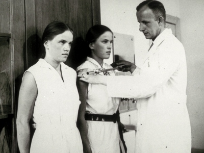Zwillinge während der Untersuchung durch Otmar Freiherr von Verschuer (1896–1969), den von 1942 bis 1945 amtierenden Direktor des KWI für Anthropologie, menschliche Erblehre und Eugenik (Foto von 1930)