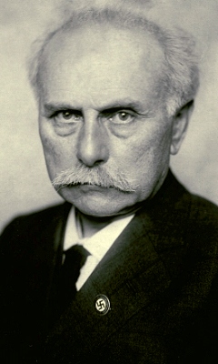 Der überzeugte Nationalsozialist und Nobelpreisträger für Physik des Jahres 1919 Johannes Stark (1874–1954, l.) amtierte von 1933 bis 1939 als Präsident der PTR und von 1934 bis 1936 als Präsident der DFG (Foto von 1934).