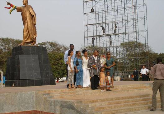Dr Francis Nkrumah (with Northern smock), accompanied by his family, placing a wreath at the statue of his father (photo: C. Lentz)