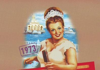 Die Packungen der Retro-Linie Gostorg folgen den Jahreszeiten, der Sommer zeigt einen Küstenstrich am Schwarzen Meer. Die Eisverkäuferin hat das sowjetische Kostüm an, wirkt aber unsowjetisch freundlich und strahlt nahezu unverschämt aus dem Bild. Die Packungen der Retro-Linie Gostorg folgen den Jahreszeiten, der Sommer zeigt einen Küstenstrich am Schwarzen Meer. Die Eisverkäuferin hat das sowjetische Kostüm an, wirkt aber unsowjetisch freundlich und strahlt nahezu unverschämt aus dem Bild.