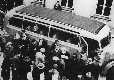 Abtransport von Behinderten aus der Pflegeanstalt Schloss Bruckberg bei Neuendettelsau (Franken) in den berüchtigten grauen Bussen der der „Aktion T 4“, Frühjahr 1941.