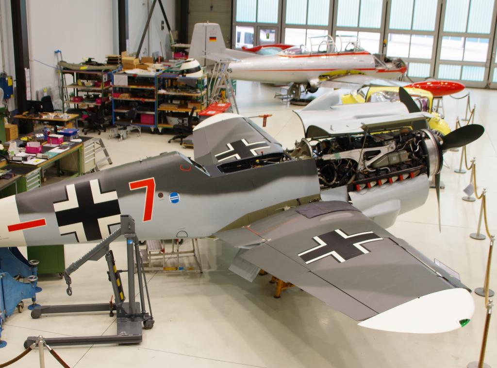 Ein Jagdflugzeug vom Typ Messerschmitt Me 109 im Flugmuseum Messerschmitt (2024)