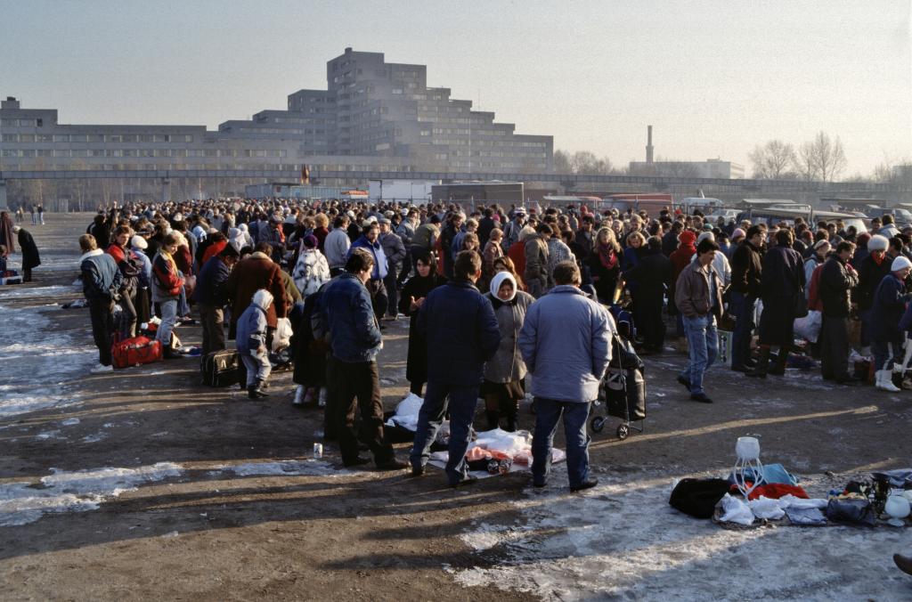 Flea markets in Berlin-Kreuzberg Germany, Tilla-Durieux-Park, Polenmarkt December 1989, author: Aad van der Drift; Wikimedia Commons; CC-BY-2.0 (Bild bearbeitet).