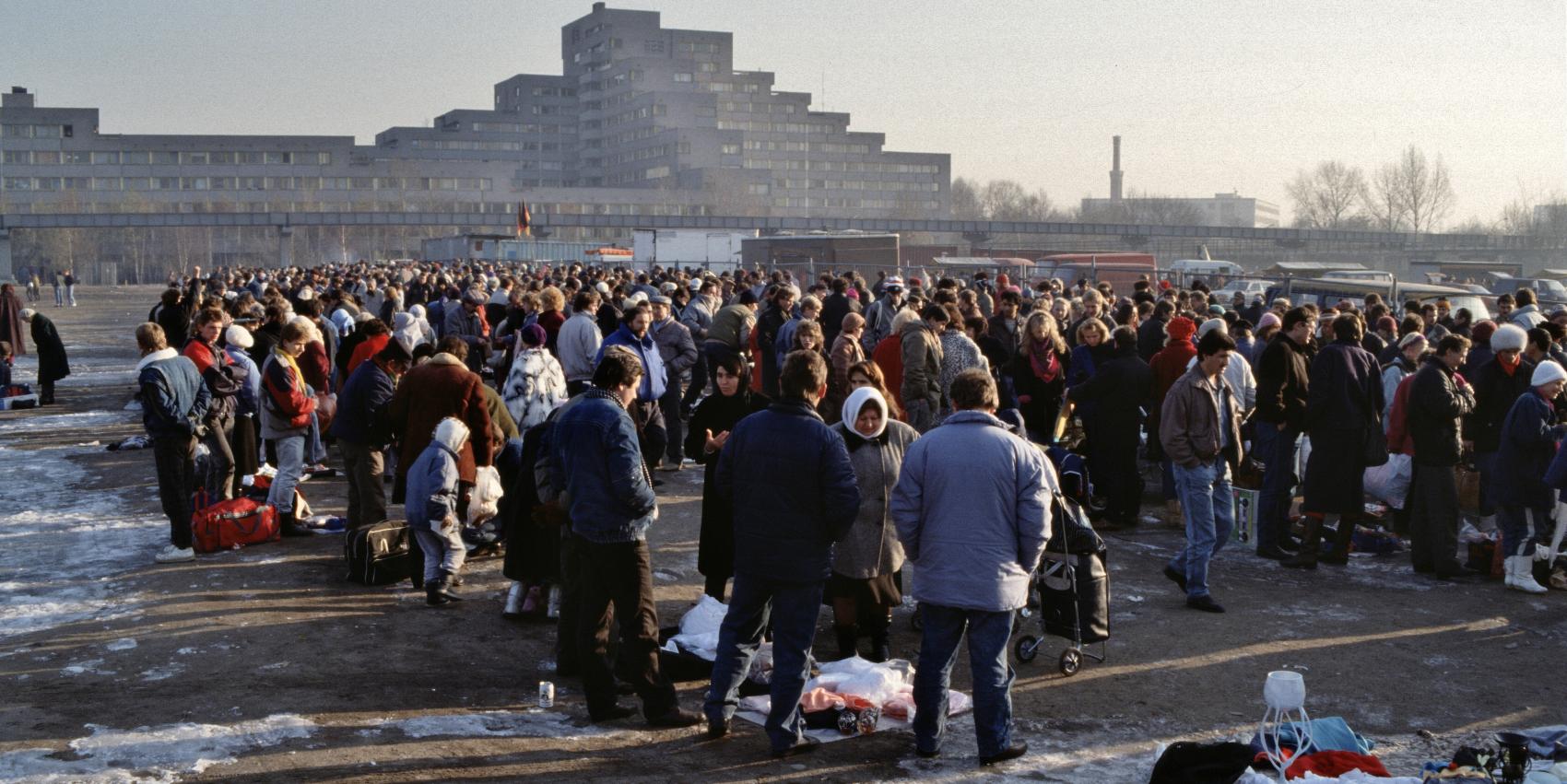 Flea markets in Berlin-Kreuzberg Germany, Tilla-Durieux-Park, Polenmarkt December 1989, author: Aad van der Drift; Wikimedia Commons; CC-BY-2.0 (Bild bearbeitet).
