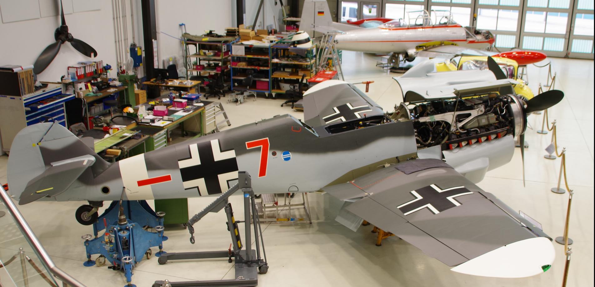 Ein Jagdflugzeug vom Typ Messerschmitt Me 109 im Flugmuseum Messerschmitt (2024)