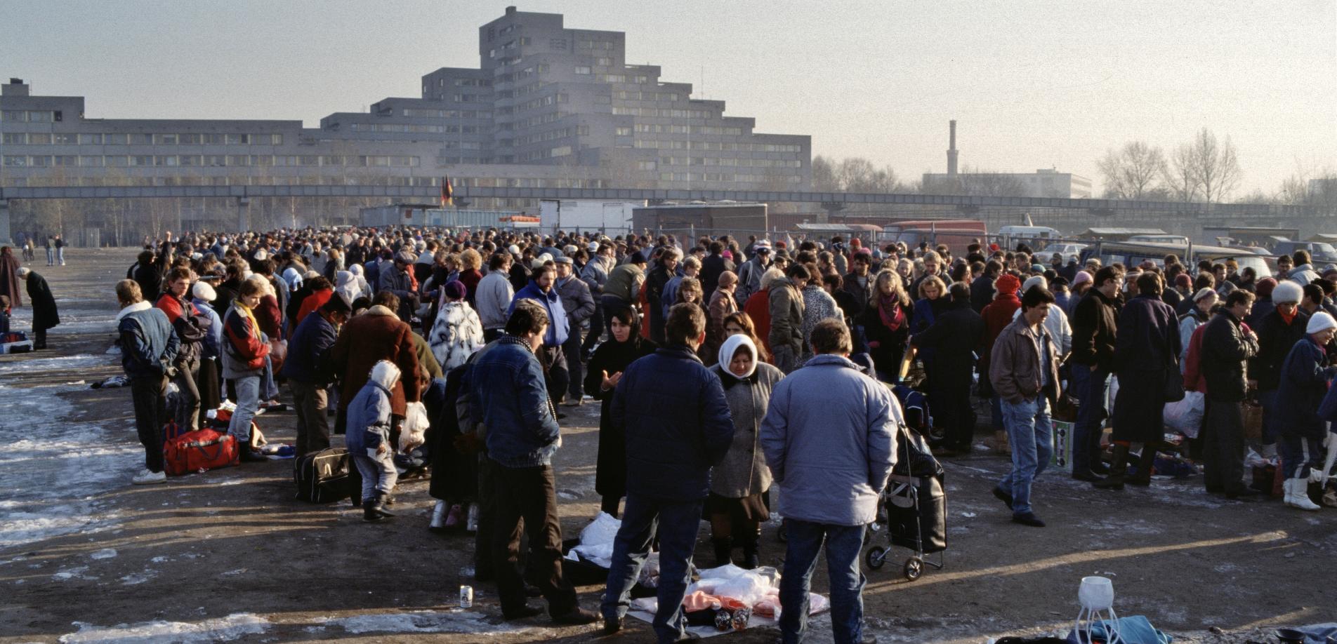 Flea markets in Berlin-Kreuzberg Germany, Tilla-Durieux-Park, Polenmarkt December 1989, author: Aad van der Drift; Wikimedia Commons; CC-BY-2.0 (Bild bearbeitet).