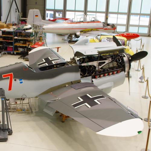 Ein Jagdflugzeug vom Typ Messerschmitt Me 109 im Flugmuseum Messerschmitt (2024)