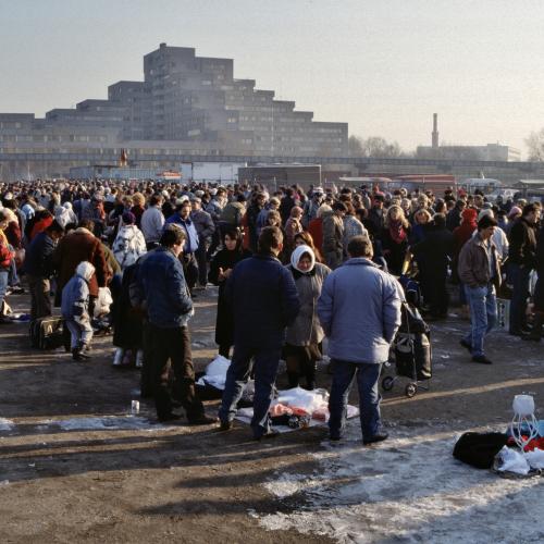 Flea markets in Berlin-Kreuzberg Germany, Tilla-Durieux-Park, Polenmarkt December 1989, author: Aad van der Drift; Wikimedia Commons; CC-BY-2.0 (Bild bearbeitet).