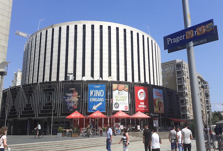 Das Filmtheater auf der Prager Straße wurde 1972 eröffnet. Hier hat sich mein Vater unter anderem den DDR-Spielfilm Bis daß der Tod euch scheidet (1979) oder den Oscar-Film Einer flog über das Kuckucksnest (1975) ansehen können. Das Letztere stellte für ihn eine Besonderheit dar. In der ČSSR wurden die Filme von Miloš Forman, der 1968 in die USA emigrierte, nicht aufgeführt.