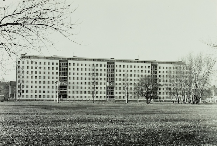 Das Ausländerwohnheim der TU Dresden wurde 1966-1968 errichtet. Es umfasste bis zu 1200 Bettenplätze. Das Gebäude dient nach wie vor als Wohnheim der TU Dresden. 1993 wurde die Juri-Gagarin-Straße in Fritz-Löffler-Straße umbenannt. © SLUB / Deutsche Fotothek / Steuerlein, Asmus, 1974, CC-BY-SA 4.0, via Wikimedia Commons