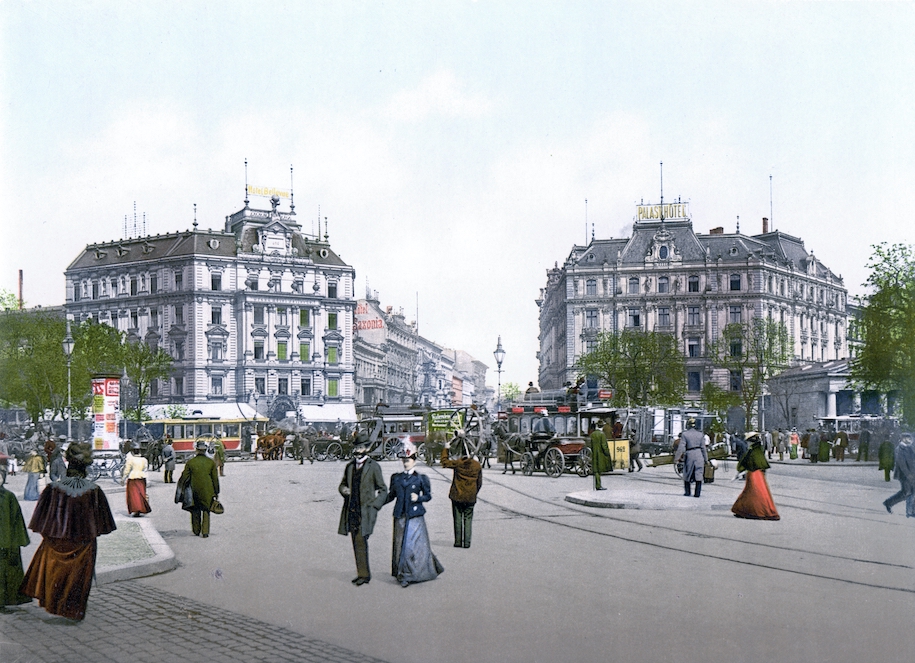 Potsdamer Platz um 1900. Das Grand Hotel Belle Vue und Palast Hotel auf den gegenüberliegenden Seiten der Königgrätzer Straße, die nach Norden bis zum Brandenburger Tor führt. Quelle: Wikimedia Commons. Lizenz: Public Domain.