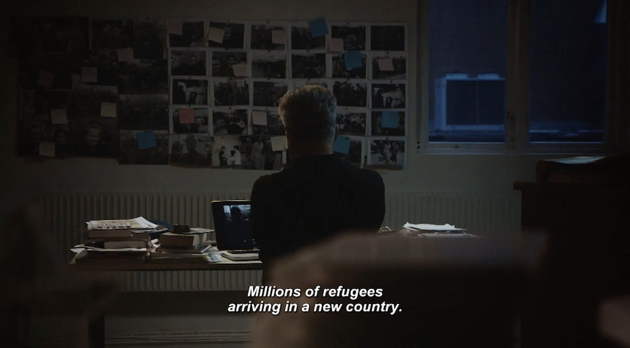 Filmstill: Regisseur Magnus Gertten am Schreibtisch aus seinem Film Every face has a Name. © Auto Images