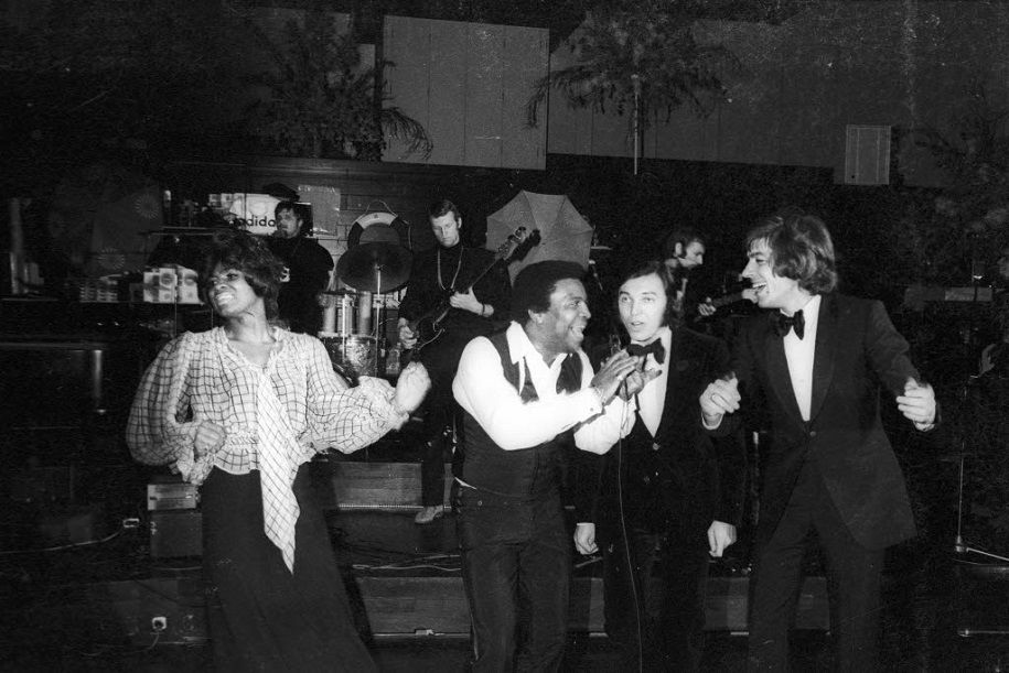 Marcia Barrett (später Sängerin bei Boney M.) und die Schlagersänger Roberto Blanco, Karel Gott und Bata Illic beim Olympia-Ball 1971 im Kieler Schloss, Friedrich Magnussen via Wikimedia Commons