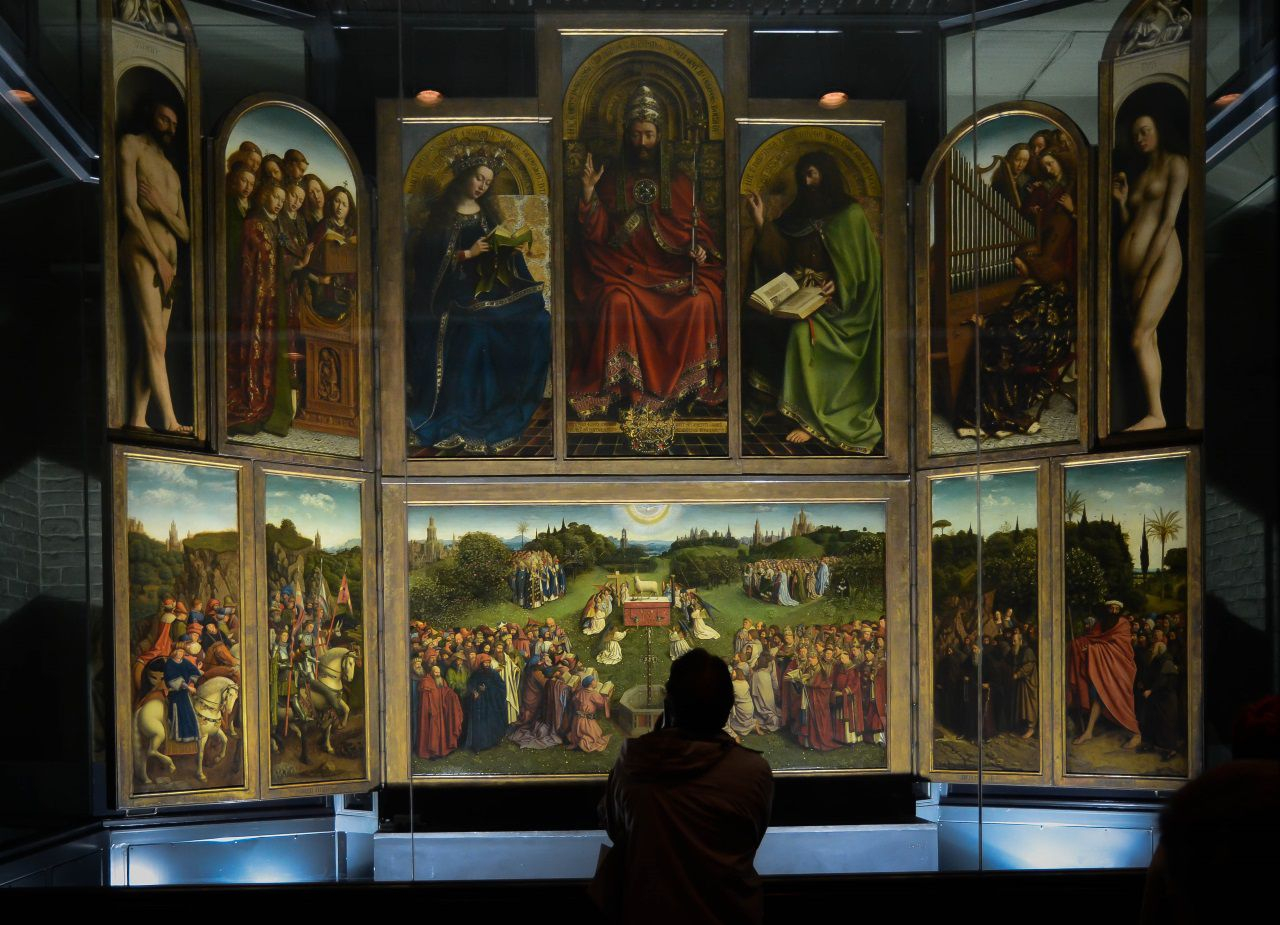 Er gehörte zu den ersten Kunstwerken, die bereits im Sommer 1945 vom CCP München aus restituiert wurden: der im 15. Jahrhundert entstandene Genter Altar. Er gilt als eines der bedeutendsten Werke des Mittelalters. Während des Zweiten Weltkriegs von Belgien nach Südfrankreich in Sicherheit gebracht, gelangte er dort in die Hände der Deutschen, die ihn zuerst ins Schloss Neuschwanstein und 1944 in das Salzbergwerk nach Altaussee ins heutige Österreich brachten / vollständiger Altar in der Genter St. Bavo-Kathedrale im Jahr 2011, Flickr, CC BY-NC-ND 2.0.