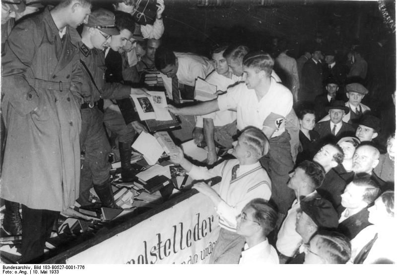 Ein LKW mit zur Verbrennung bestimmten Büchern auf dem Opernplatz in Berlin (heute Bebelplatz) am 10. Mai 1933. Die von der Deutschen Studentenschaft initiierte und getragene „Aktion wider den undeutschen Geist“ fand auch die Unterstützung zahlreicher (Volks-)Bibliothekare, die im Vorfeld Listen mit auszusondernder Literatur erstellten und diese Bücher den Studenten dann zur Vernichtung übergaben, Bundesarchiv Berlin Bundesarchiv, Bild 183-B0527-0001-776, Wikimedia Commons, CC BY-SA 3.0.