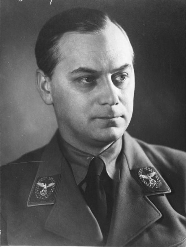 Der in Estland geborene Alfred Rosenberg (1892–1946, Aufnahme von 1939) trug als Chefideologe der NSDAP an zentraler Stelle zur Verschärfung des Antisemitismus bei und verfolgte als Reichsminister für die besetzten Ostgebiete eine genozidale Germanisierungspolitik. Der nach ihm benannte Einsatzstab unternahm insbesondere in Osteuropa Kulturgut-Raubzüge, Wikimedia Commons, CC BY-SA 3.0.