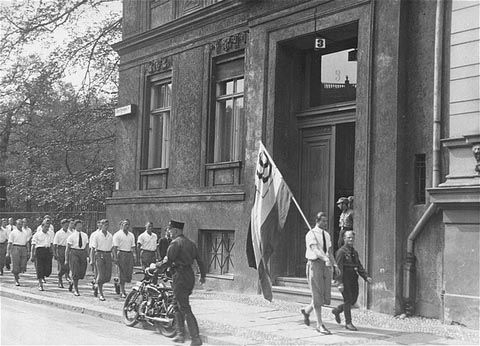 Das Institut für Sexualwissenschaft in Berlin-Tiergarten, das 1919 von Magnus Hirschfeld gegründet wurde. Die Bibliothek des Instituts wurde am 6. Mai 1933 von Studenten geplündert und mutmaßlich der größte Teil am Abend des 10. Mai neben der Staatsoper in Berlins Mitte verbrannt, Wikimedia Commons, Gemeinfrei.