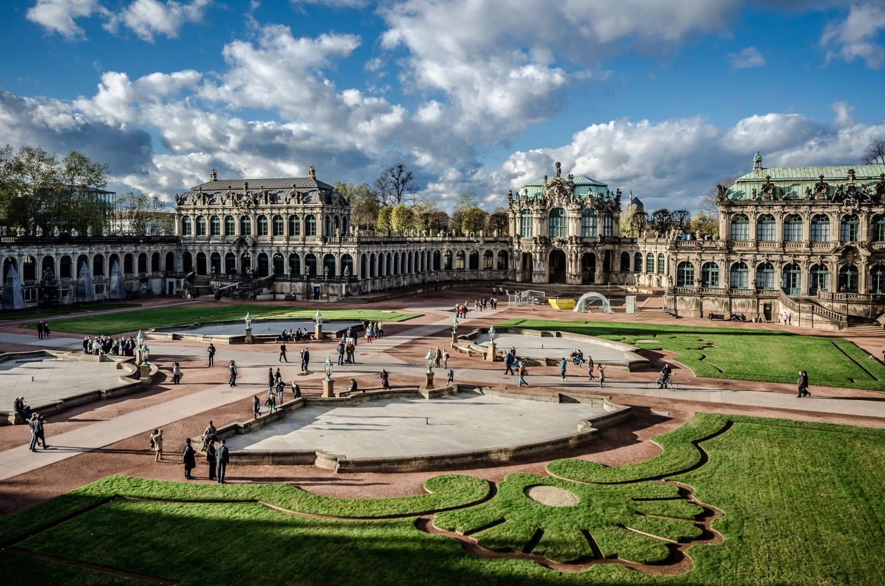 Die Staatlichen Kunstsammlungen Dresden gehören zu den bedeutendsten Museen in Deutschland und verfügen über zahlreiche weltberühmte Sammlungen. Der im 18. Jahrhundert errichtete Zwinger beherbergt seit seinem Wiederaufbau nach dem Zweiten Weltkrieg die Gemäldegalerie Alte Meister, den Mathematisch-Physikalischen Salon und die Porzellansammlung. (Aufnahme aus dem November 2013), Flickr, CC BY-NC 2.0.