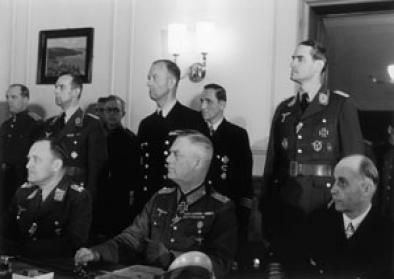 Die Oberkommandierenden der deutschen Wehrmacht(sitzend v.l.: Generaloberst Stumpf, Generalfeldmarschall Keitel, Generaladmiral v. Friedeburg)vor der Unterzeichnung der Kapitulationsurkunde im Speisesaal des Offizierskasinos,Berlin-Karlshorst, 8./9. Mai 1945