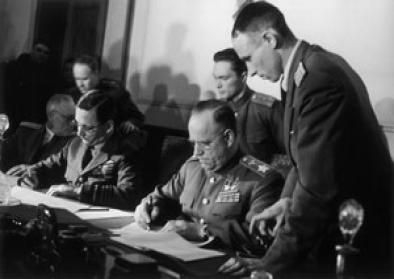 Luftmarschall Tedder und Marschall Shukow nehmendie bedingungslose Kapitulation der deutschen Wehrmacht entgegen,Berlin-Karlshorst, 8./9. Mai 1945