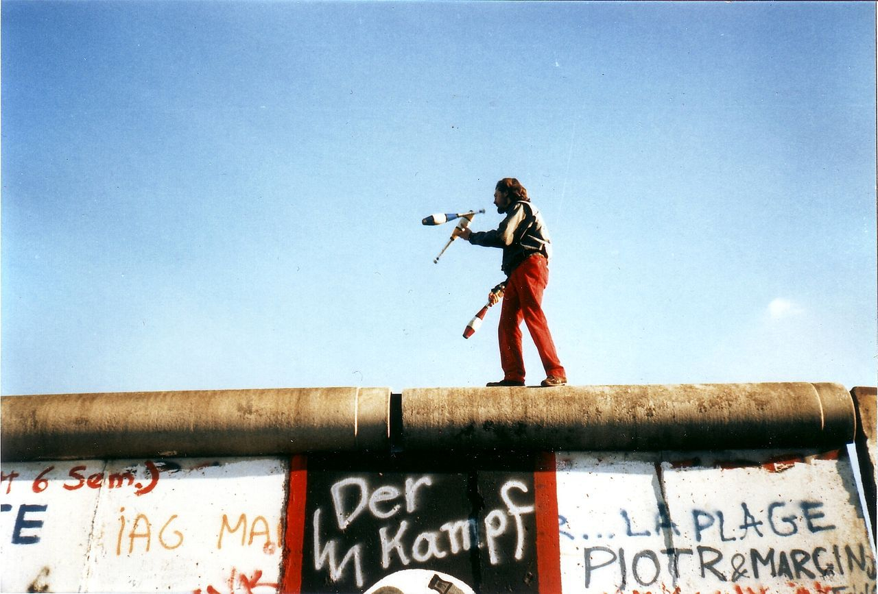 Foto: Juggling on the Berlin Wall on 16. November 1989. Quelle: Wikimedia Commons. Lizenz: CC BY-SA 3.0.