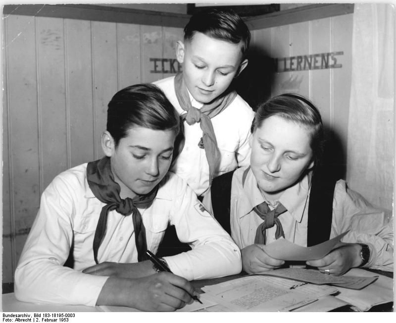 Foto: Drei junge Pioniere schreiben gemeinsam eine Dorfchronik. Quelle: Wikimedia Commons. Lizenz: CC BY-SA 3.0 de.