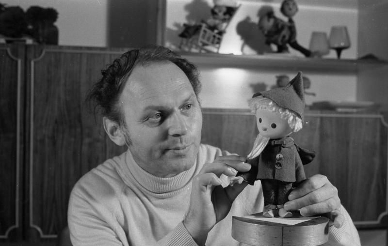 Foto: Gerhard Behrendt mit Sandmännchenpuppe, 1979. Quelle: Wikimedia Commons. Lizenz: CC BY-SA 3.0 de.