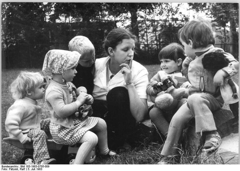 Kindergärtnerin mit Kleinkindern in Schwerin am 5. Juli 1983. Quelle: Wikimedia Commons. Lizenz: CC BY-SA 3.0 de.