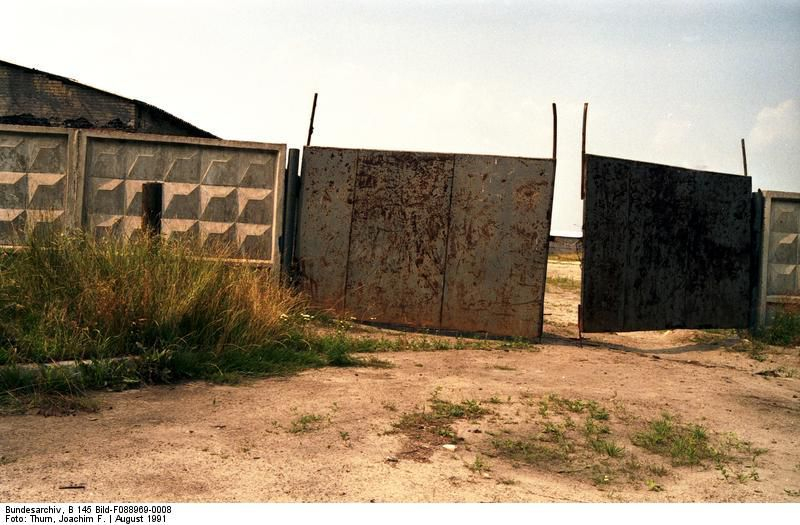 Foto: Verlassenes Gelände der ehemaligen sowjetischen Streitkräfte, 1991 von Joachim F. Thurn. Quelle: Wikimedia Commons. Lizenz: CC BY-SA 3.0 de.
