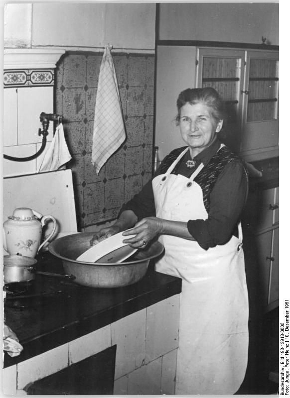 Foto: Ost-Berlinerin beim Abwasch, 1951. Quelle: Wikimedia Commons. Lizenz: CC BY-SA 3.0 de.