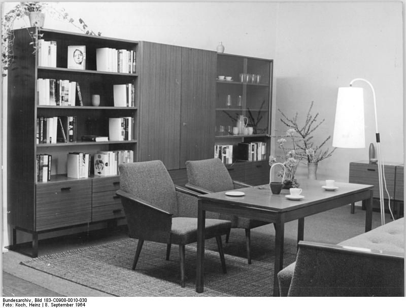 Foto: Wohnzimmer, VEB Vereinigte Möbelfabriken Frankfurt-Oder. Quelle: Wikimedia Commons. Lizenz: CC BY-SA 3.0 de.