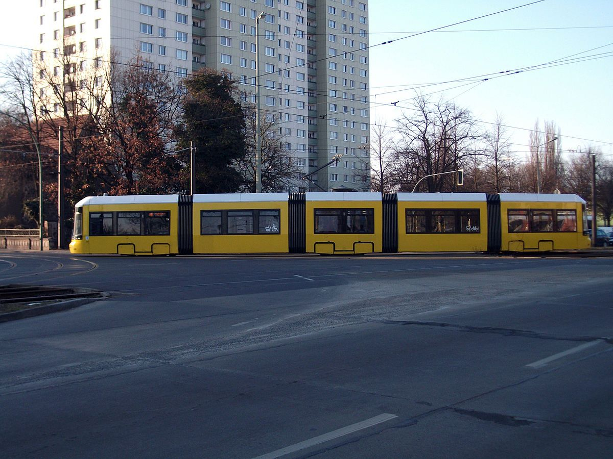 Foto: Bombardier Flexity Berlin (GT6-08ER) in Berlin-Alt-Hohenschönhausen an der Kreuzung Hauptstraße / Rhinstraße / Wartenberger Straße.Quelle: Wikimedia Commons. Lizenz: CC BY-SA 3.0.