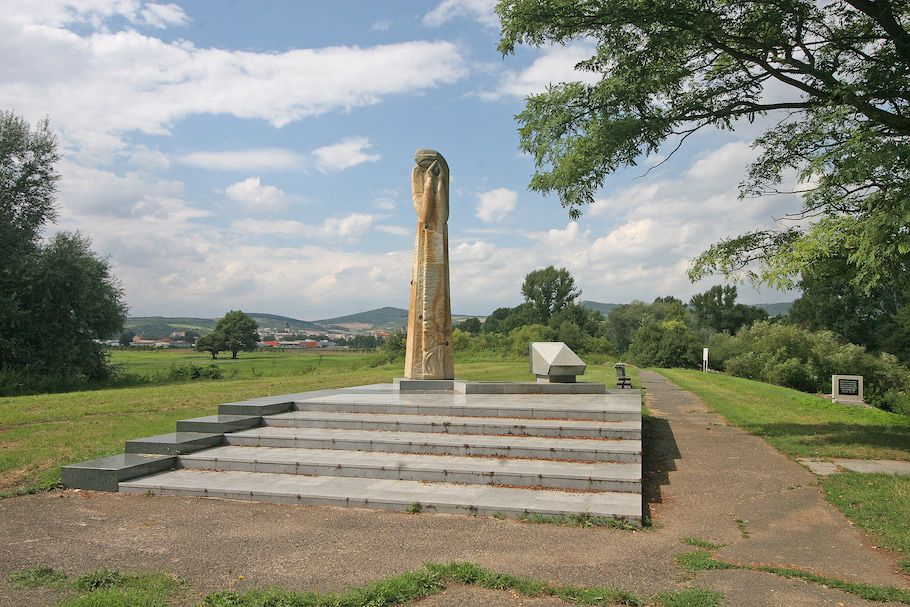 Foto: Gedenkstatue einer betenden Frau am Ufer der Ohře war neben dem jüdischen Friedhof am ehemaligen Krematorium in Theresienstadt, 12 August 2013. Quelle: Wikimedia Commons. Lizenz:CC BY-SA 3.0.