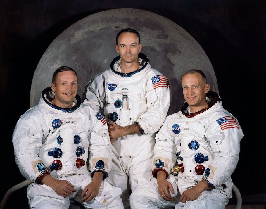 Foto: The Apollo 11 lunar landing mission crew, pictured from left to right, Neil A. Armstrong, commander; Michael Collins, command module pilot; and Edwin E. Aldrin Jr., lunar module pilot. Original Source: NASA. Quelle: Wikimedia Commons. Public Domain.