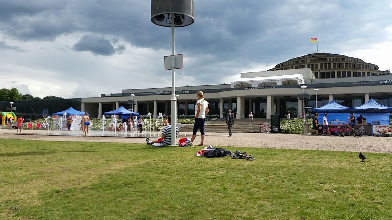 Blick auf das Gelände vor der Jahrhunderthalle, 2018. Die Stadtbewohner*innen nutzen dieses für Freizeitaktivitäten. Insbesondere abendliche musikalische Veranstaltungen mit Illuminationen an der hier nicht sichtbaren Fontäne scheinen beliebt. (Foto: J. Stoklasa).