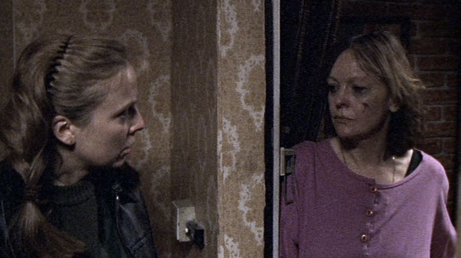 Screenshot: Die Polizistin (2001). © ARD/ Westdeutsche Universum Film Stielers Film „Die Polizistin“ steht nicht nur dadurch in einer Tradition zum DEFA-Film, dass er den Arbeitsalltag seiner Titelheldin (Gabriela Maria Schmeide) in den Mittelpunkt stellt, sondern auch dadurch, dass das von der Polizistin Anne aufgesuchte, sich bis aufs Blut streitende Ehepaar von den Schauspielern Katrin Saß und Martin Seifert verkörpert wird. Die beiden Schauspieler sind in dieser Konstellation und einer sehr ähnlichen Rolle schließlich bereits in Heiner Carows DEFA-Film „Bis dass der Tod euch scheidet“ zu sehen.