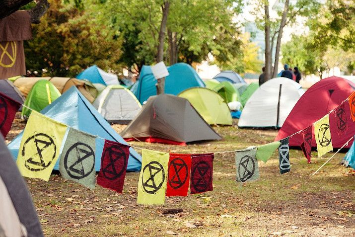 Das "Klimacamp" von Extinction Rebellion vor dem Bundeskanzler*innenamt in Berlin, 6. Oktober 2019. Foto: WikimediaCommons, Extinction Rebellion Deutschland.