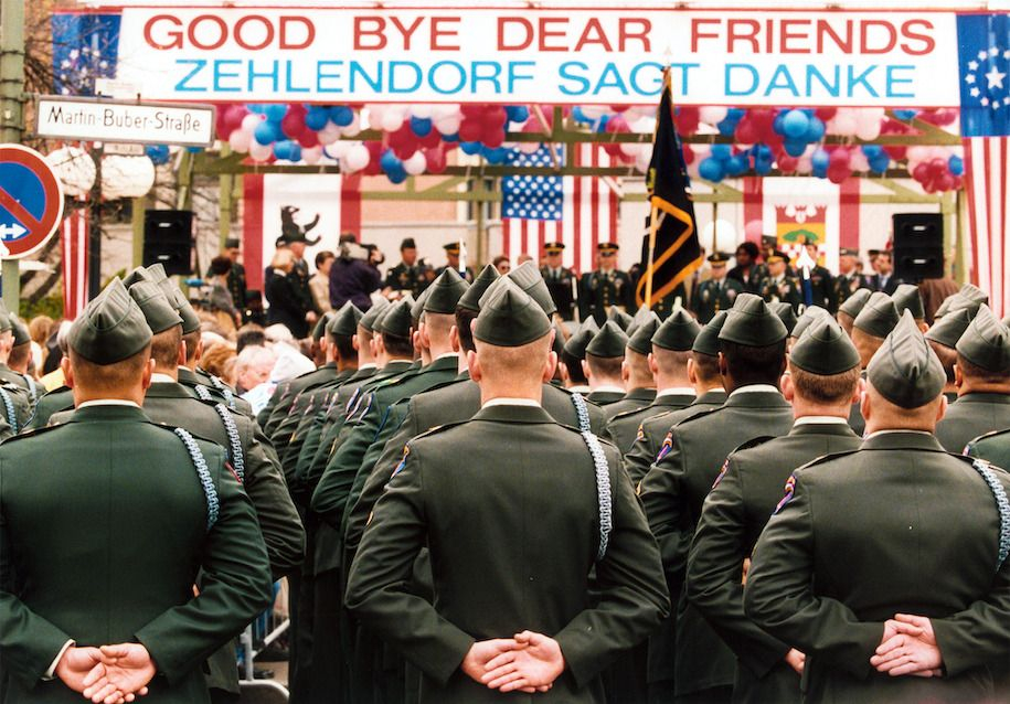  [Bildrechte: © picture alliance / AP Photo / PAULUS PONZIAK]   	 Angehörige des 6. amerikanischen Battalions 502. Infantrie werden am 17. April 1994 in Berlin geehrt. Die Westalliierten USA, Grossbritannien und Frankreich hatten fast fuenf Jahrzehnte lang die Sicherheit Westberlins garantiert. Am 8. September 1994 wurde ihr Abzug vier Jahre nach der deutschen Wiedervereinigung gefeiert.