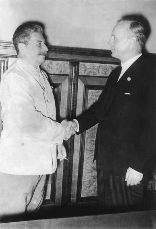 Foto: Handschlag des deutschen Reichsaußenminister Joachim von Ribbentrop und Josef Stalin im Moskauer Kreml nach der Unterzeichnung des deutsch-sowjetischen Nichtangriffspaktes am 23. August 1939. Unkown, Bundesarchiv, Bild 183-H27337. Quelle: Wikimedia Commons. Lizenz: CC BY-SA 3.0 de.