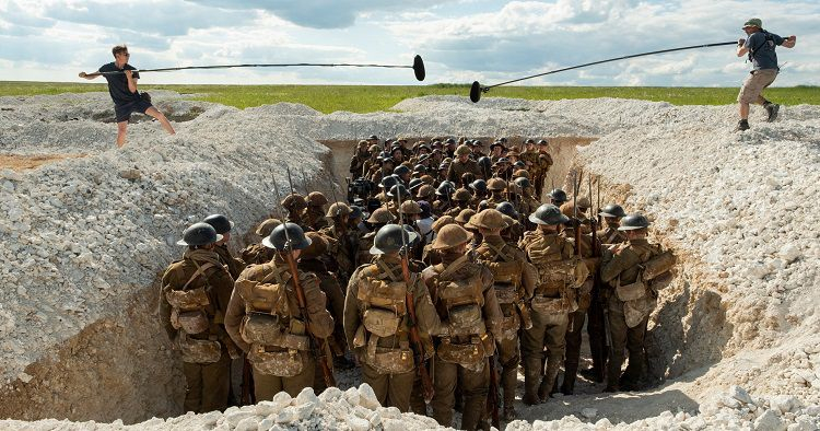 Hinter den Kulissen von 1917, Schauspielerschar zusammengepfercht im Schützengraben - Regie: Sam Mendes, 2020. Bild: © François Duhamel/Universal Pictures.