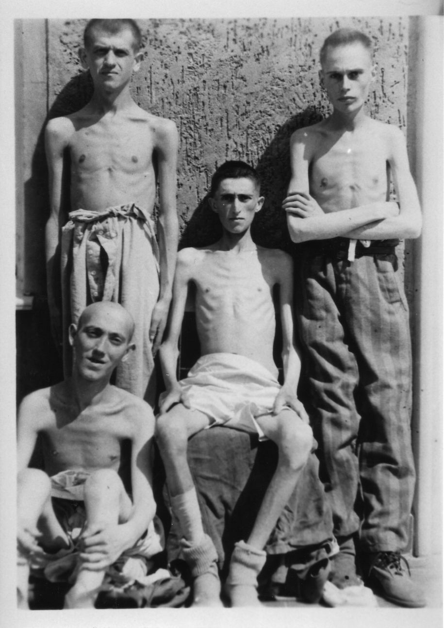 Vier Überlebende des Konzentrationslagers Buchenwald, Mitte Mai 1945, Foto: Alfred Stüber. Quelle: Sammlung Gedenkstätte Buchenwald.