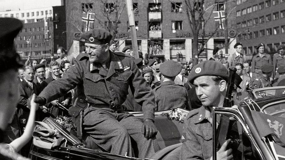 Kronprinz Olav bei seiner Rückkehr nach Norwegen 13.05.1945, vor ihm sitzend (rechts im Bild) Max Manus; via Titelseiten der norwegischen "Aftenposten" von 1945