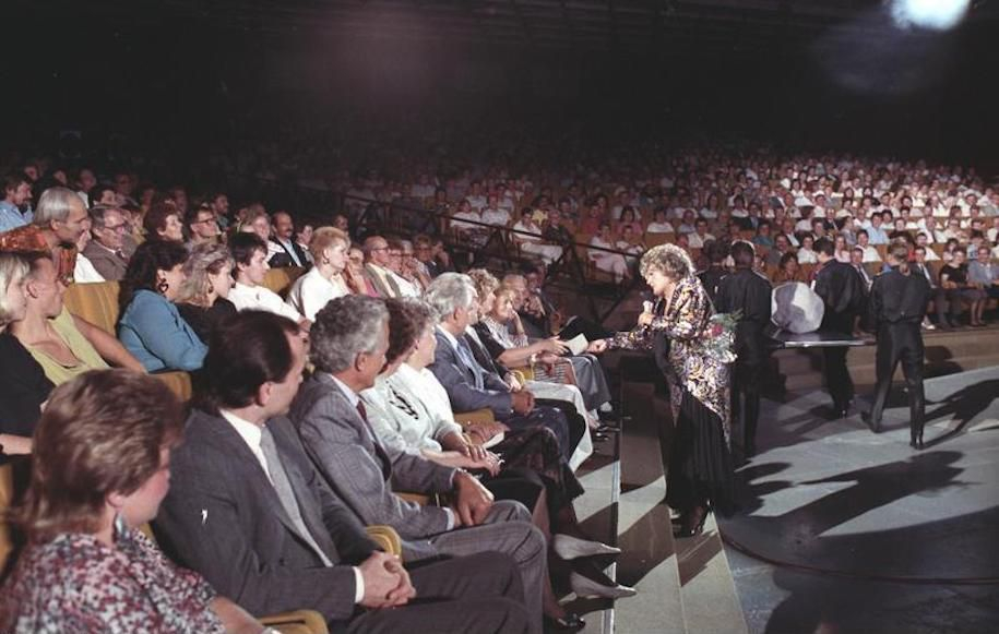 Berlin: 100. "Kessel Buntes" am 23.9.1989 im Palast der RepublikHelga Hanemann stellte am Anfang der Sendung den unmittelbaren Kontakt zum Publikaum her, Wikimedia Commons, CC-BY-SA 3.0.