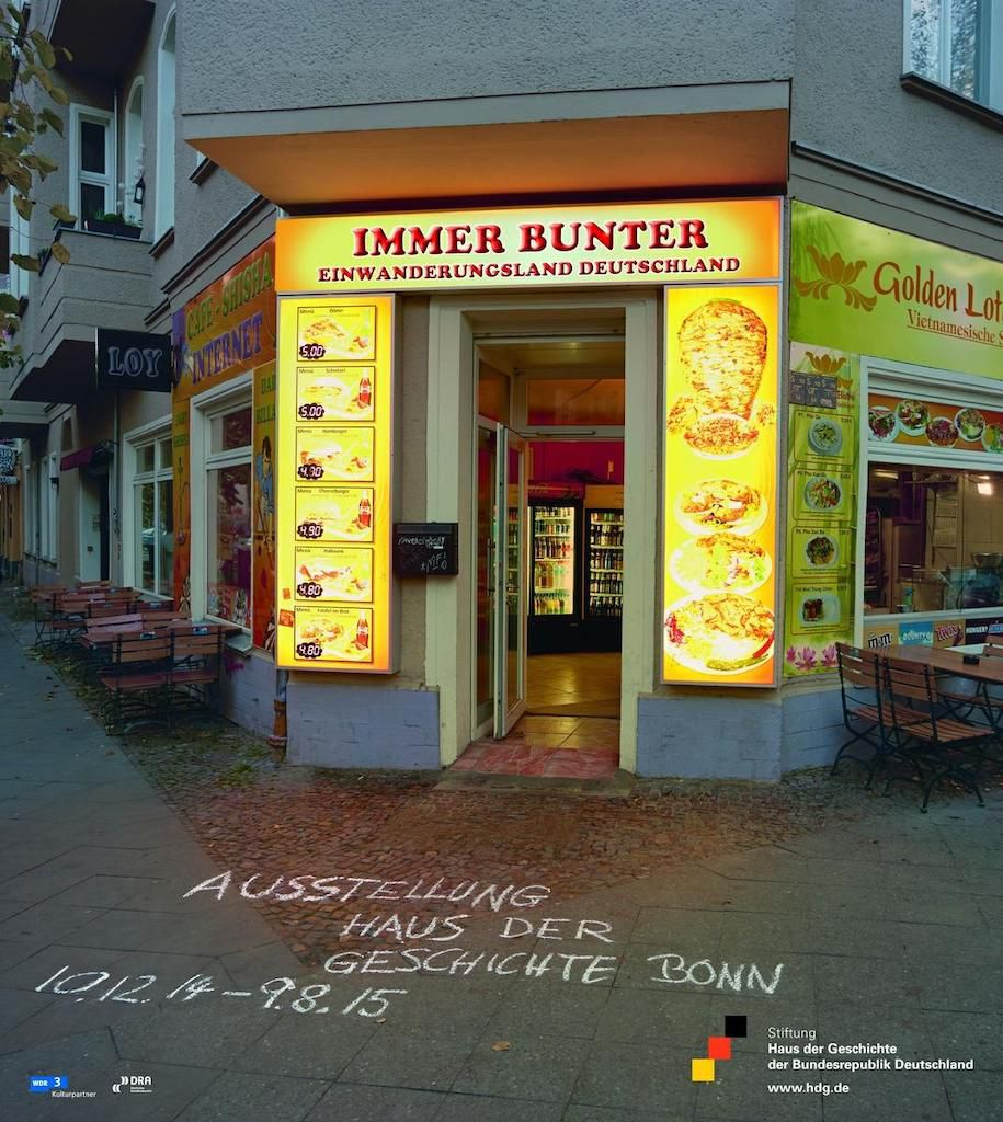 Plakat zur Ausstellung „Immer bunter" im Haus der Geschichte, Büro Weiss, Berlin.