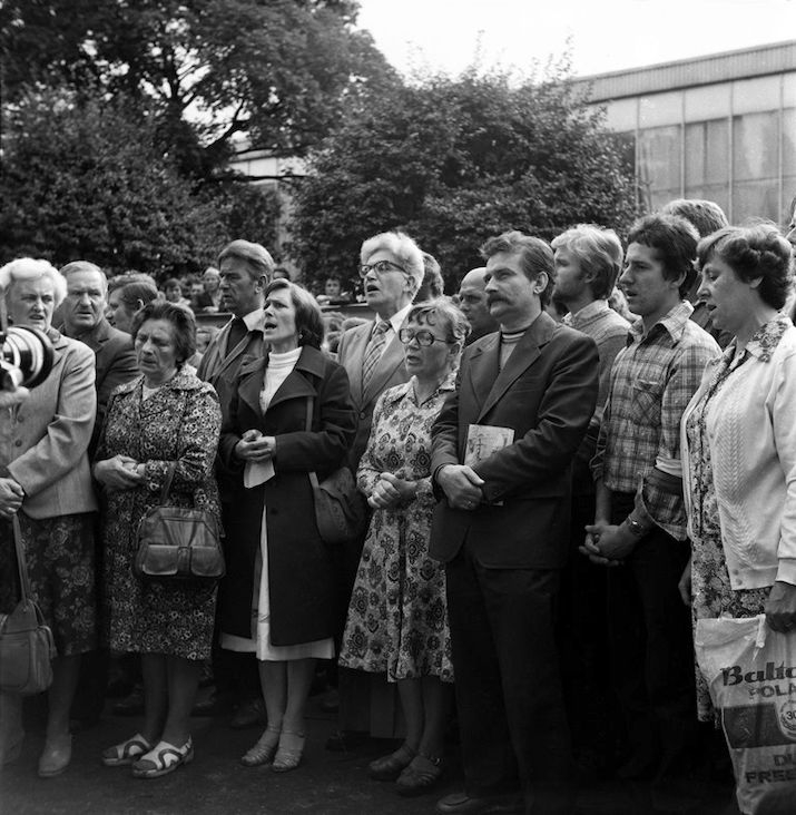 Lech Wałęsa und Anna Walentynowicz, gefolgt von Romuald Kukołowicz während der heiligen Messe auf der Danziger Lenin Werft. Quelle: Wikimedia Commons. Lizenz: CC BY-SA 3.0 PL.